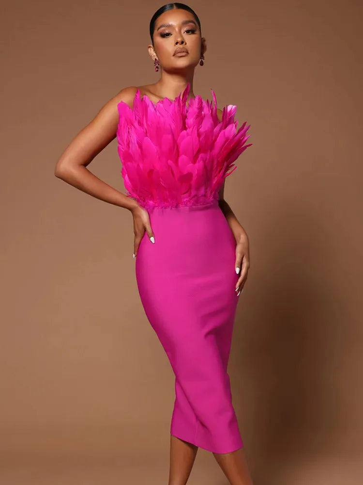 Vestido Midi Bandagem Rosa com Plumas - Elegância e Sensualidade