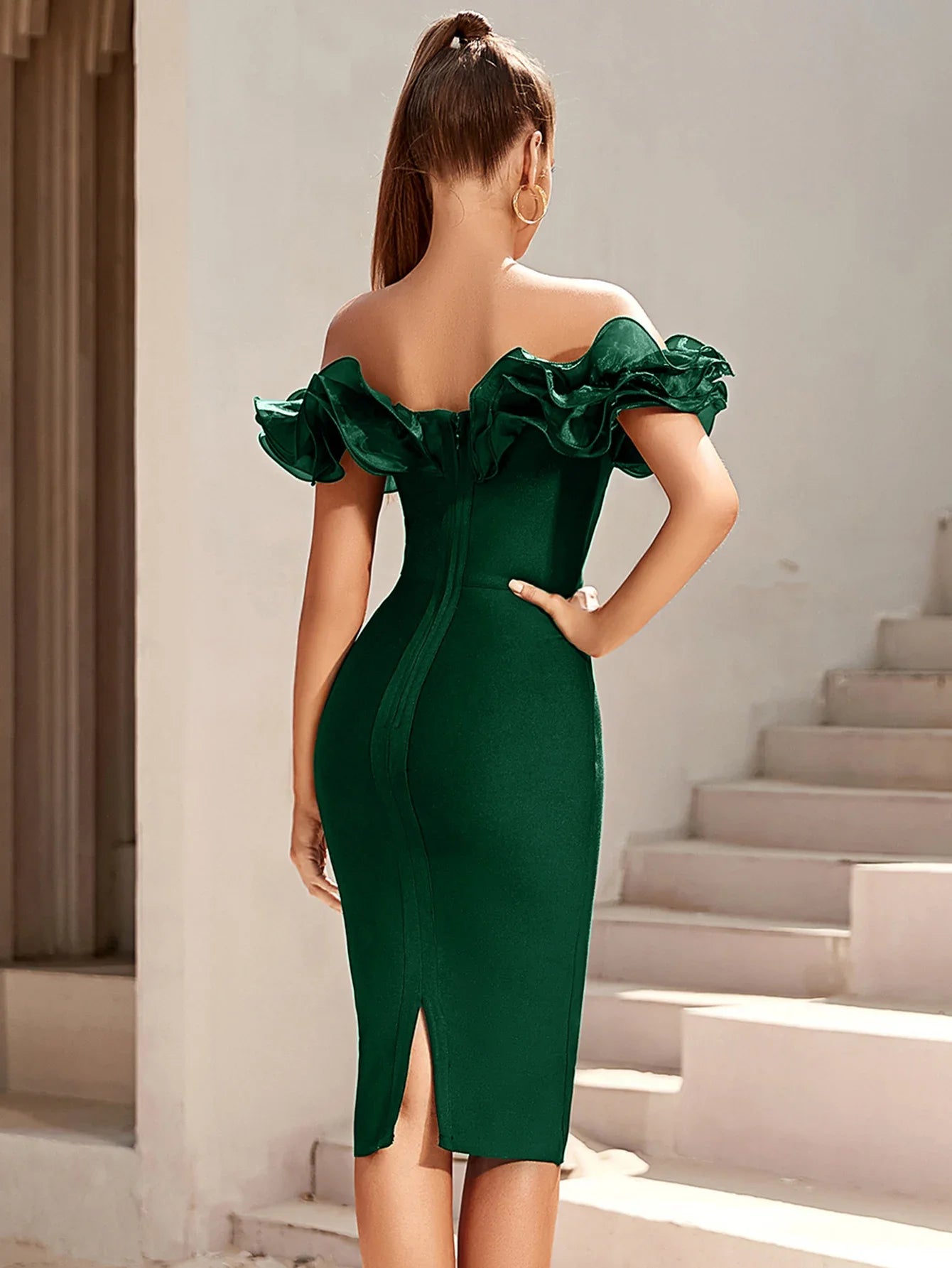 Vestido Bandagem Elegante com Ombro à Mostra e Ruffles