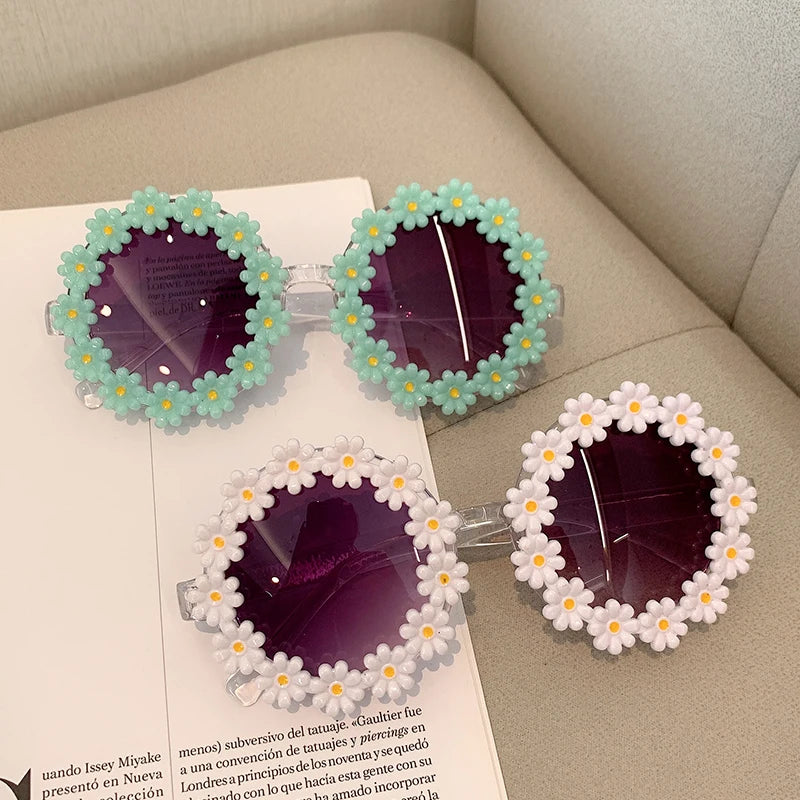 "Óculos de Sol Daisy Retro" – Elegância Floral em Design Vintage