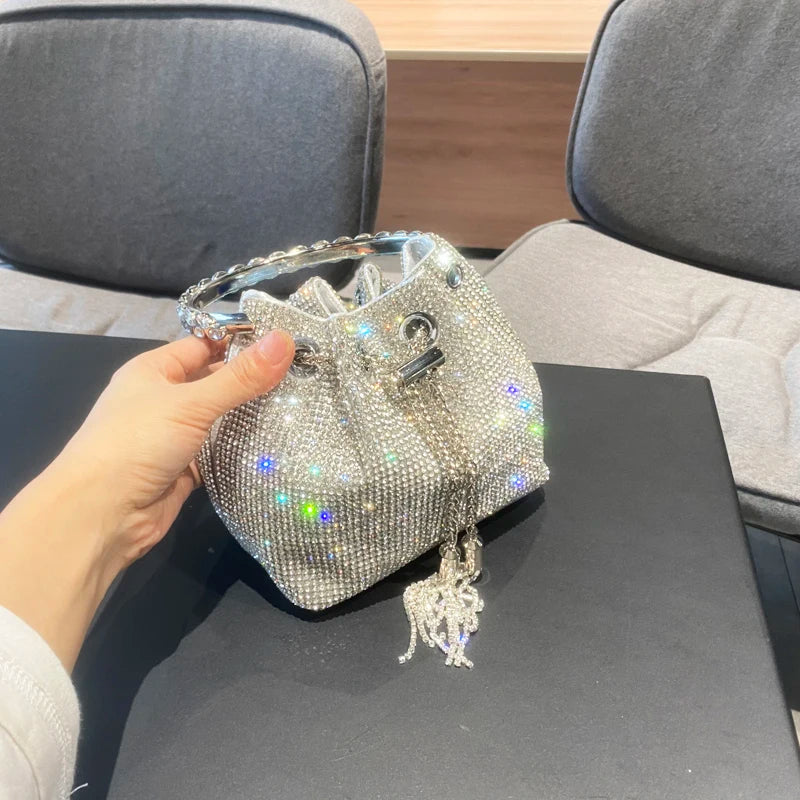 "Clutch Crystal Elegance" – Luxo e Brilho para Eventos Especiais