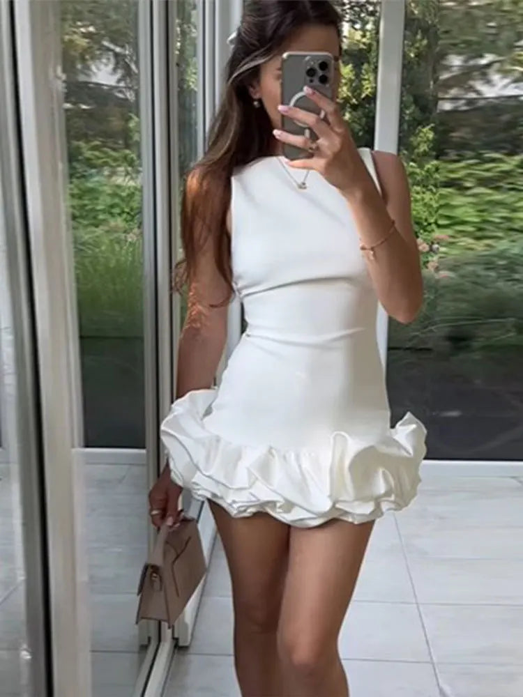 Vestido Branco com Babados: Elegância e Sofisticação